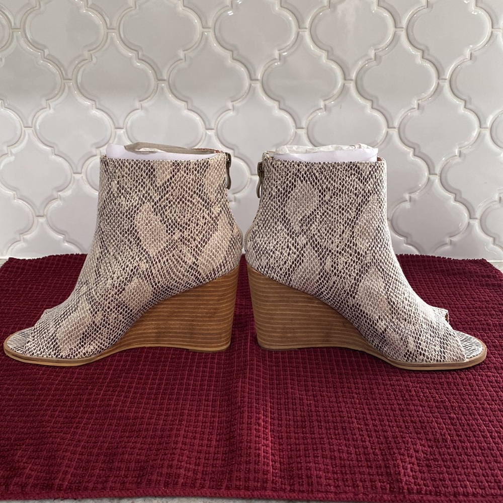 Open Toe Snake Print Wedges - Picture 3 of 8